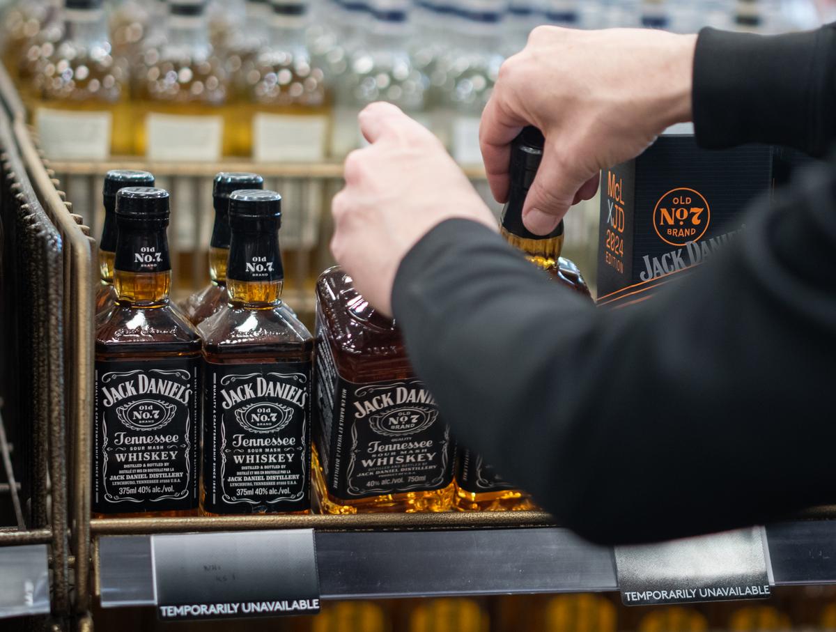 US Lawmaker Advances Bill for Trade Investigation Against US Liquor Bans in Canada