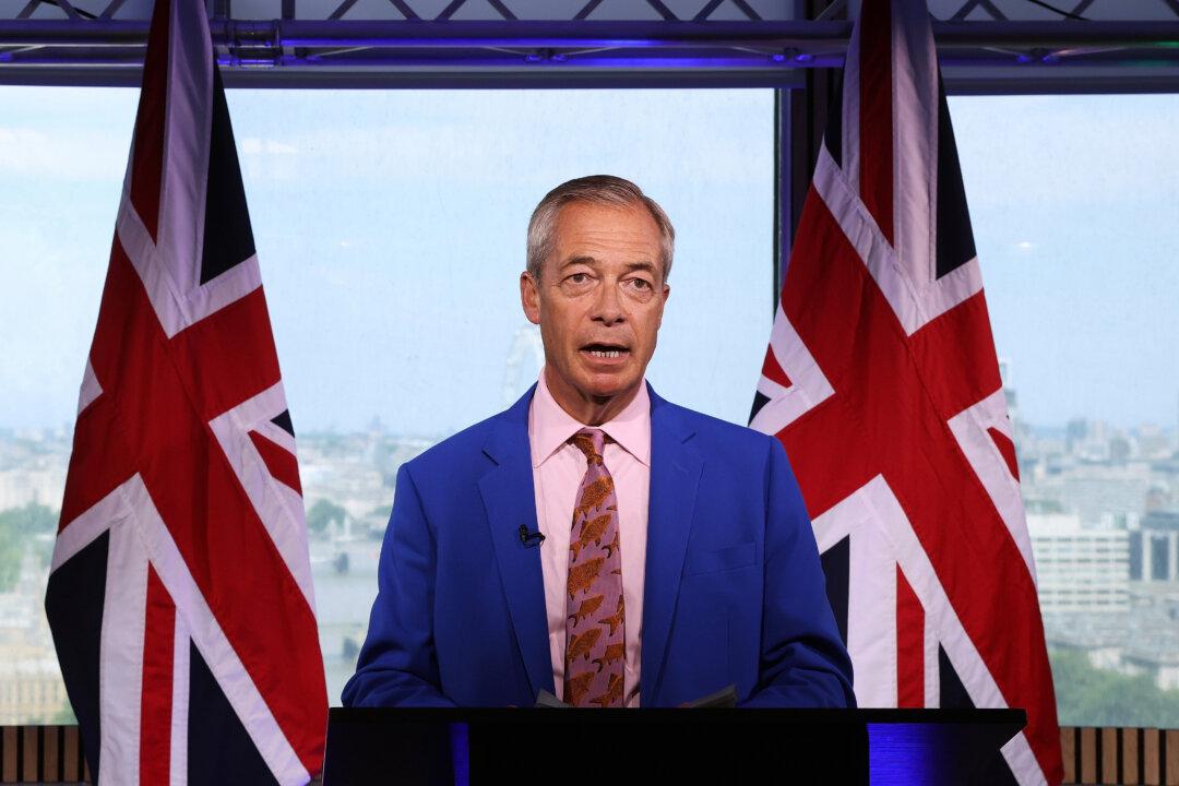 UK’s Farage Resigns as MP, Seeking Reelection Amid Finance Scrutiny