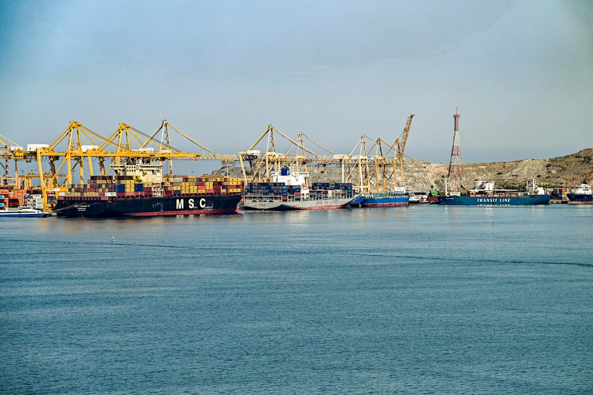 Hormuz Shipping Stalls After US and Iran Fighting Resumes