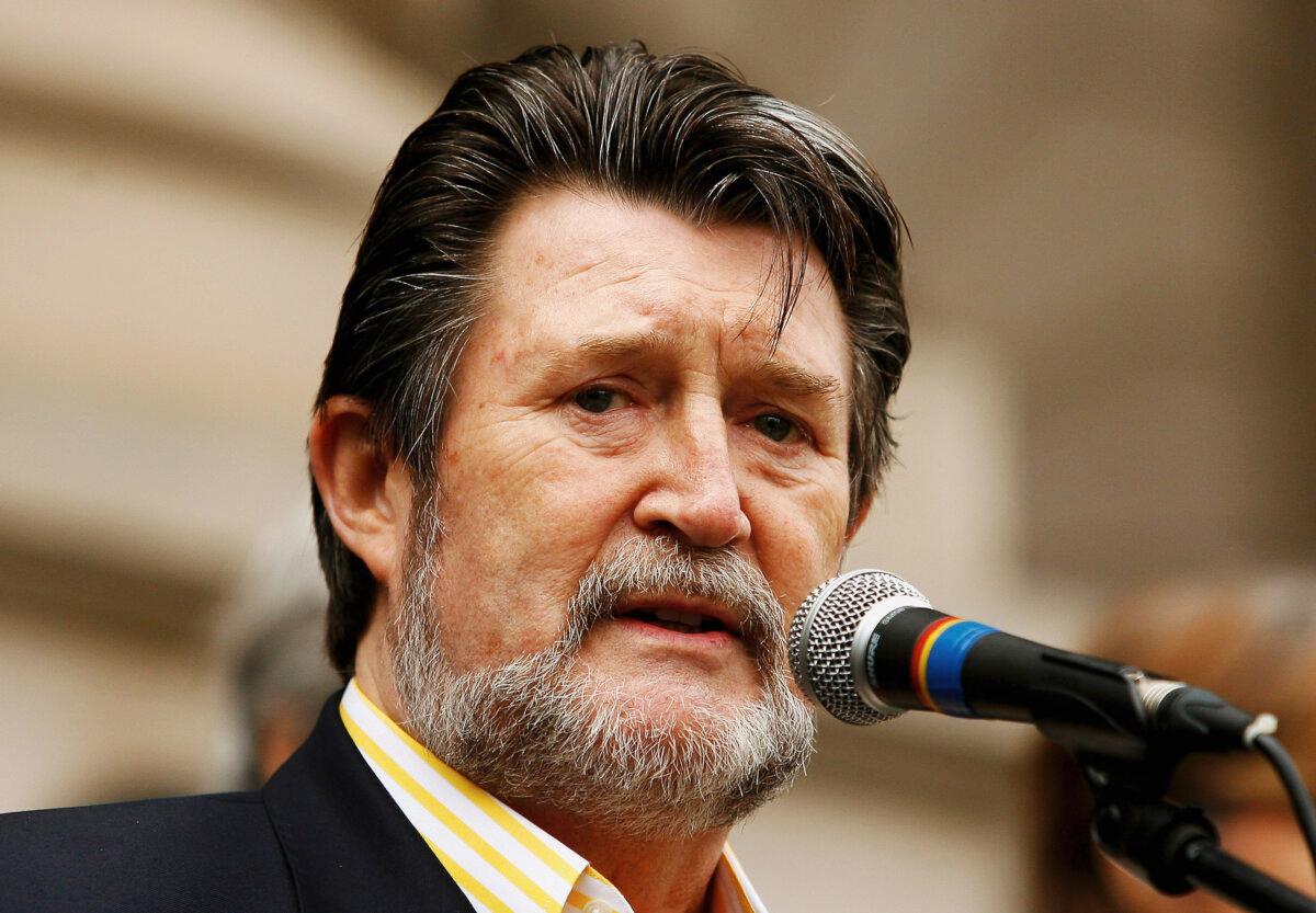 Derryn Hinch speaks at the "Name Them And Shame Them" public protest rally organised by radio host Derryn Hinch at Parliament House in Melbourne, Australia on June 1, 2008. (Quinn Rooney/Getty Images)