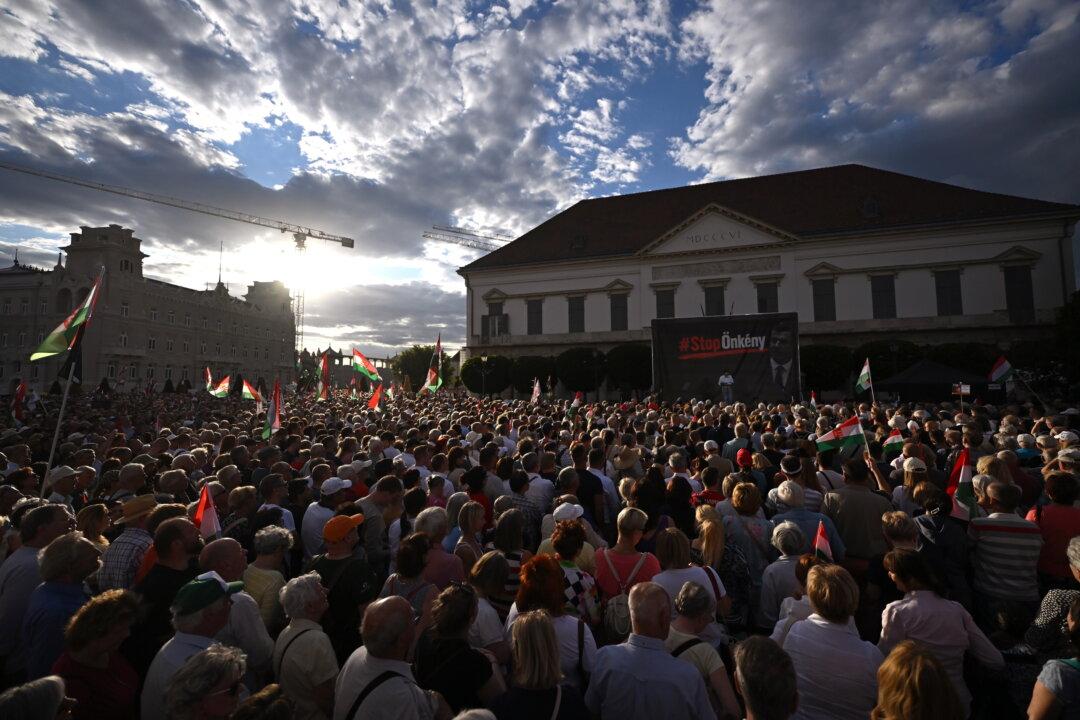 Demonstrators Protest in Hungary Against Plans to Oust President