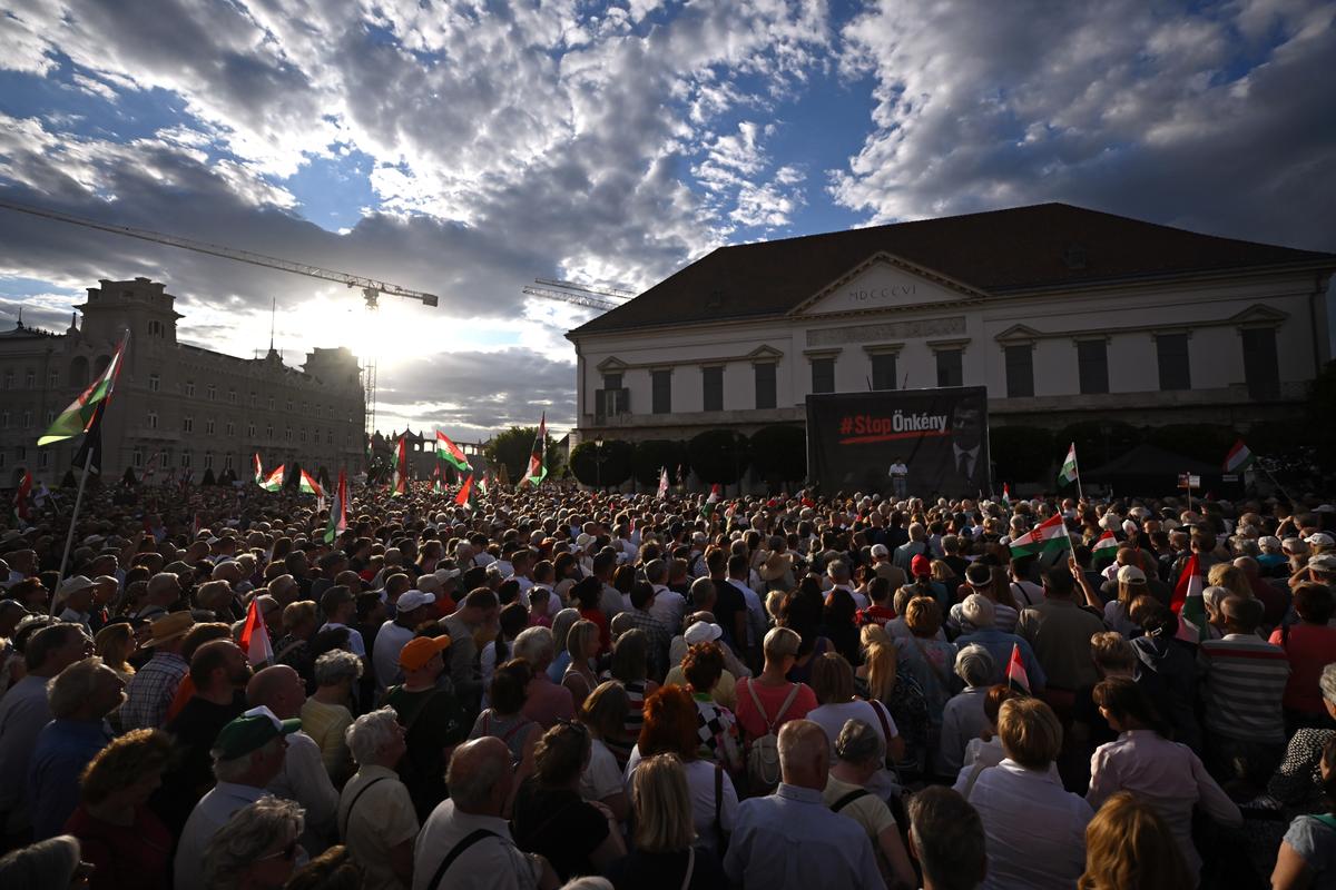 Demonstrators Protest in Hungary Against Plans to Oust President