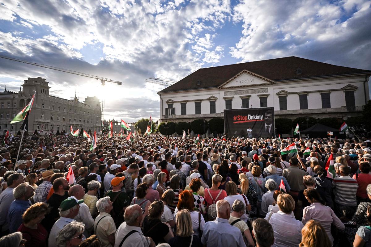 Demonstrators Protest in Hungary Against Plans to Oust President