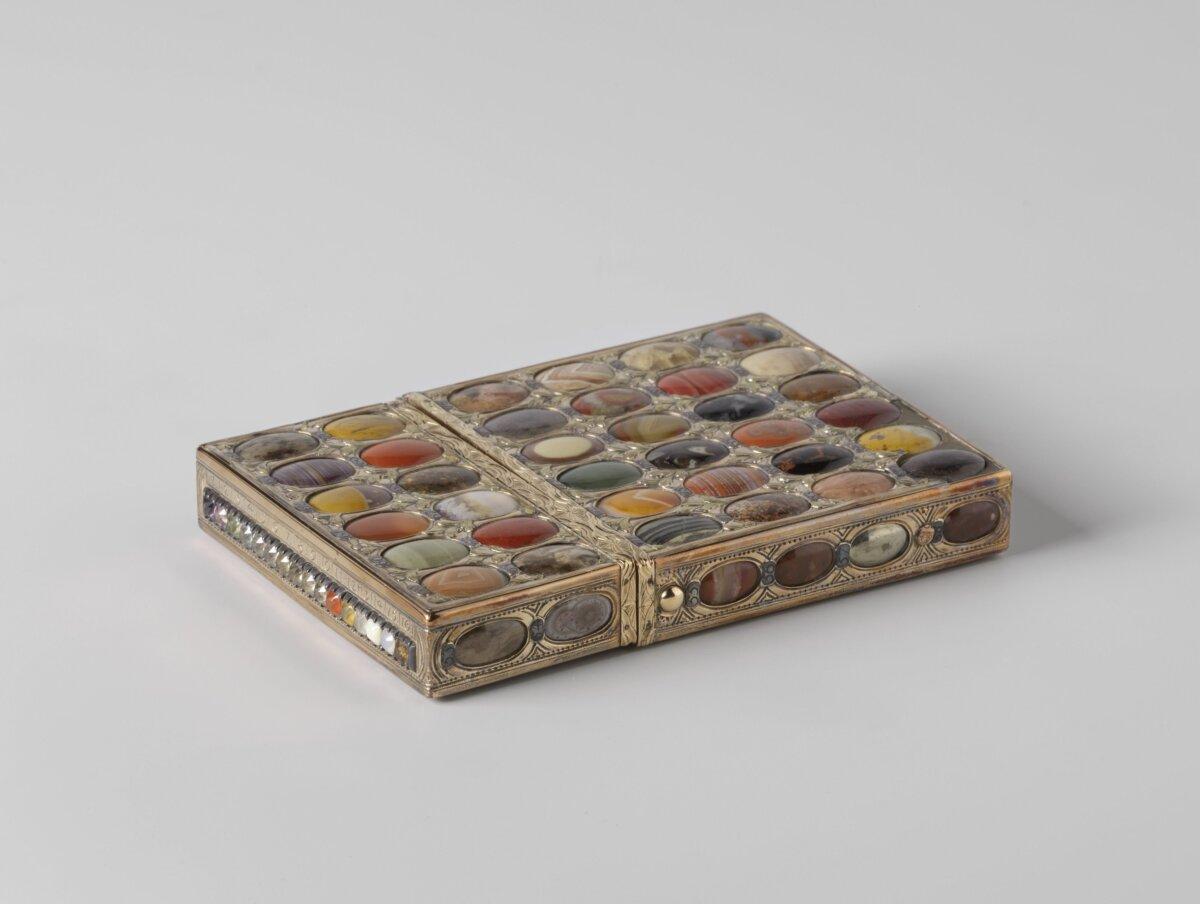 Case, circa 1770, by Johann Christian Neuber. Gold inlaid with Saxon hardstones; 3 1/2 inches by 2 3/8 inches by 3/8 inch. Rijksmuseum, Amsterdam. (Public Domain)