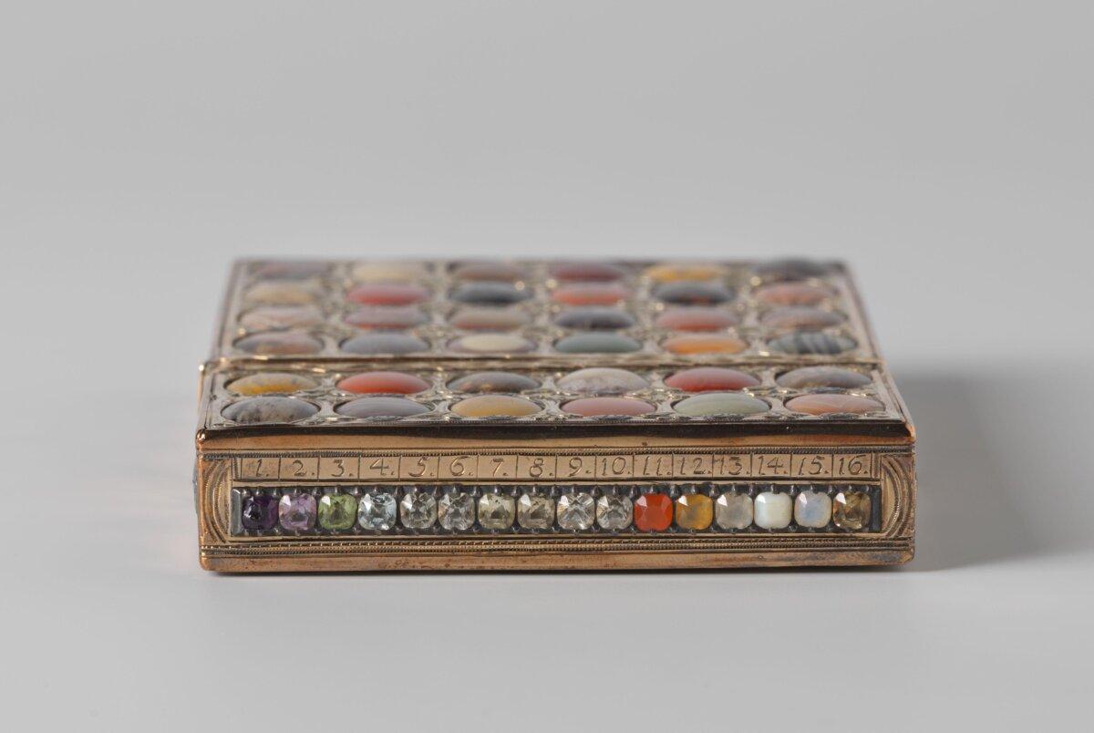 A closeup detail of a case, circa 1770, by Johann Christian Neuber. Gold inlaid with Saxon hardstones; 3 1/2 inches by 2 3/8 inches by 3/8 inch. Rijksmuseum, Amsterdam. (Public Domain)