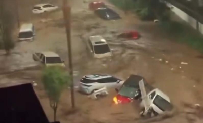 Flash Floods Sweep Away Cars, Cut Roads to Villages in Northern China