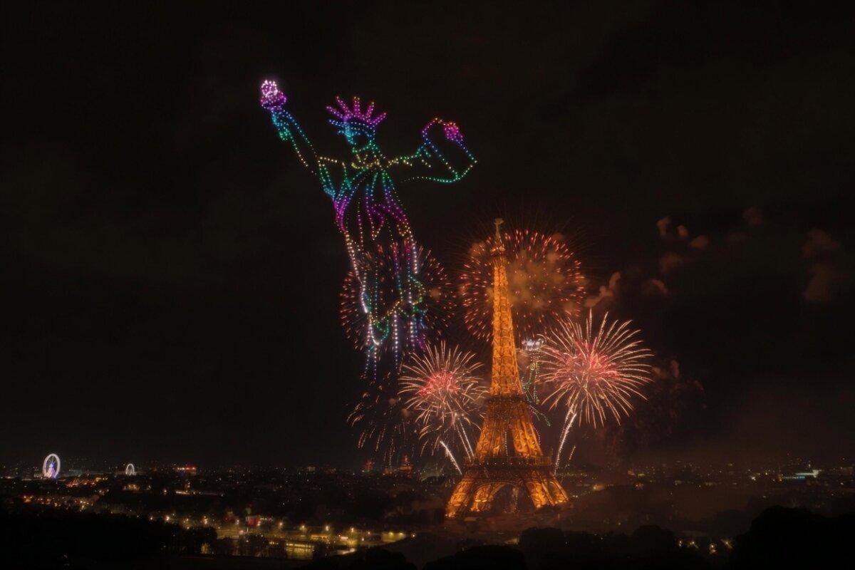 Drones create the shape of the Statue of Liberty during the National Day fireworks and drone spectacle at the Eiffel Tower on July 13, 2026. (Etienne Fauchaire/The Epoch Times)