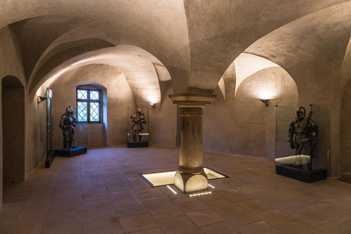 This vaulted stone chamber is found in the Lower Castle and houses authentic Renaissance plate armor. Small, deeply set windows limit light, shaped by both security needs and the steep terrain. The polished steel suits once protected noblemen, knights, and elite guards on and off the battlefield. (Tartezy/Shutterstock)