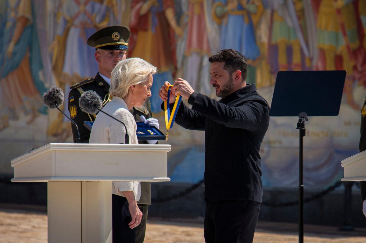 Ukrainian President Volodymyr Zelenskyy (R) awards European Commission President Ursula von der Leyen in Kyiv, Ukraine, on July 15, 2026. (AP Photo/Dan Bashakov)