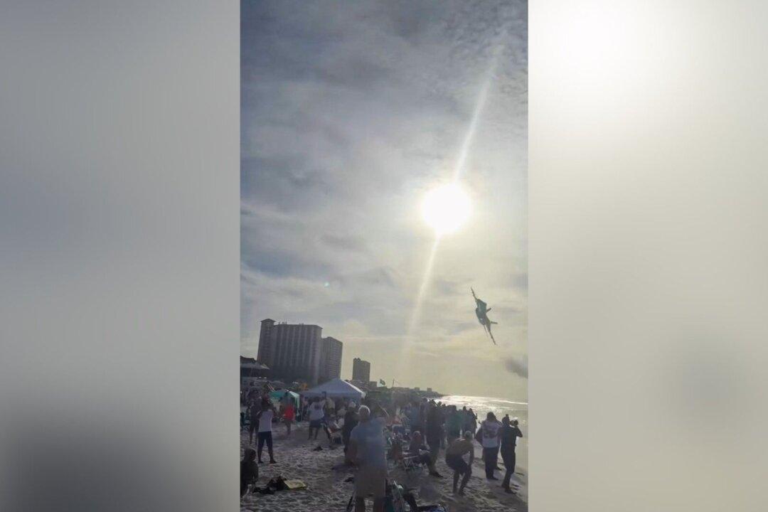 Blue Angels Ultra-Low-Pass Buzzes Crowd