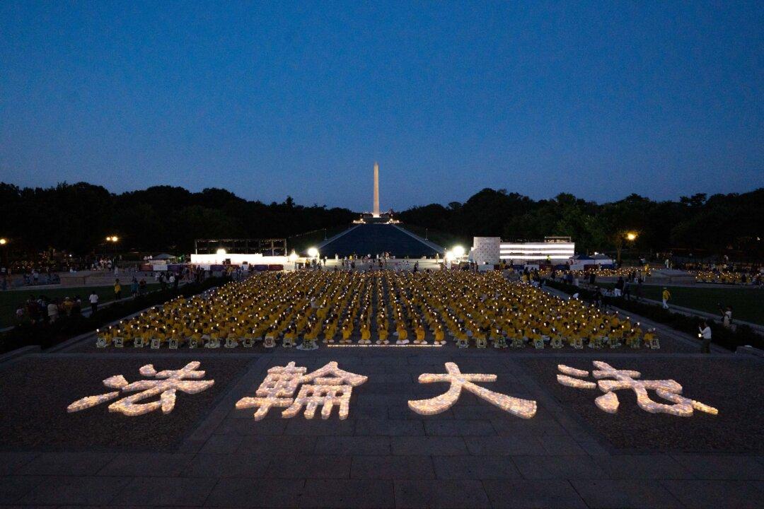 Candlelight Vigil Commemorates Falun Gong Victims of Persecution