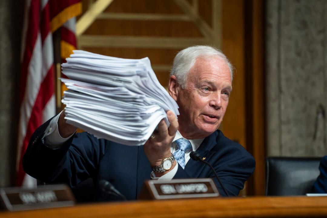 Sen. Johnson Requests Transcribed Interviews With Fauci, Former FDA Officials on COVID-19 Vaccines