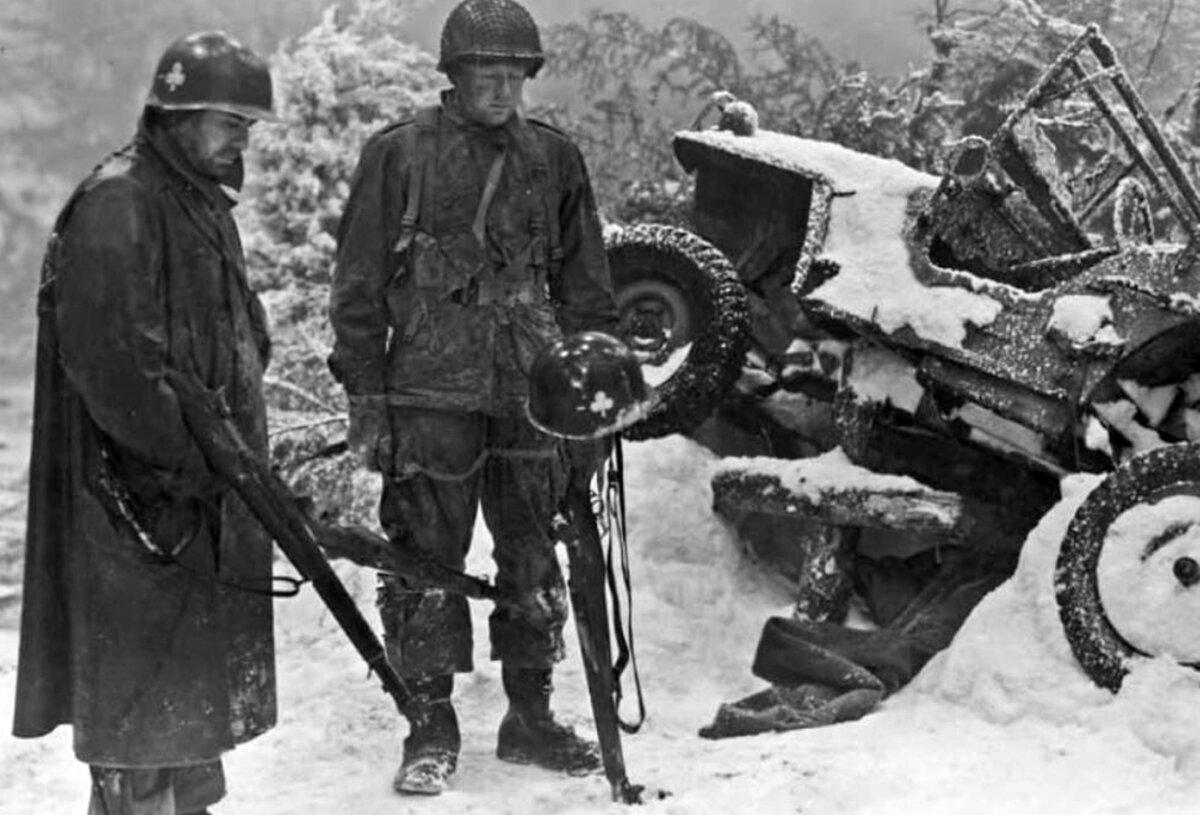 Jarvess (John Hodiak, L) and Hollie (Van Johnson), share a solemn moment, in “Battleground.” (MGM)