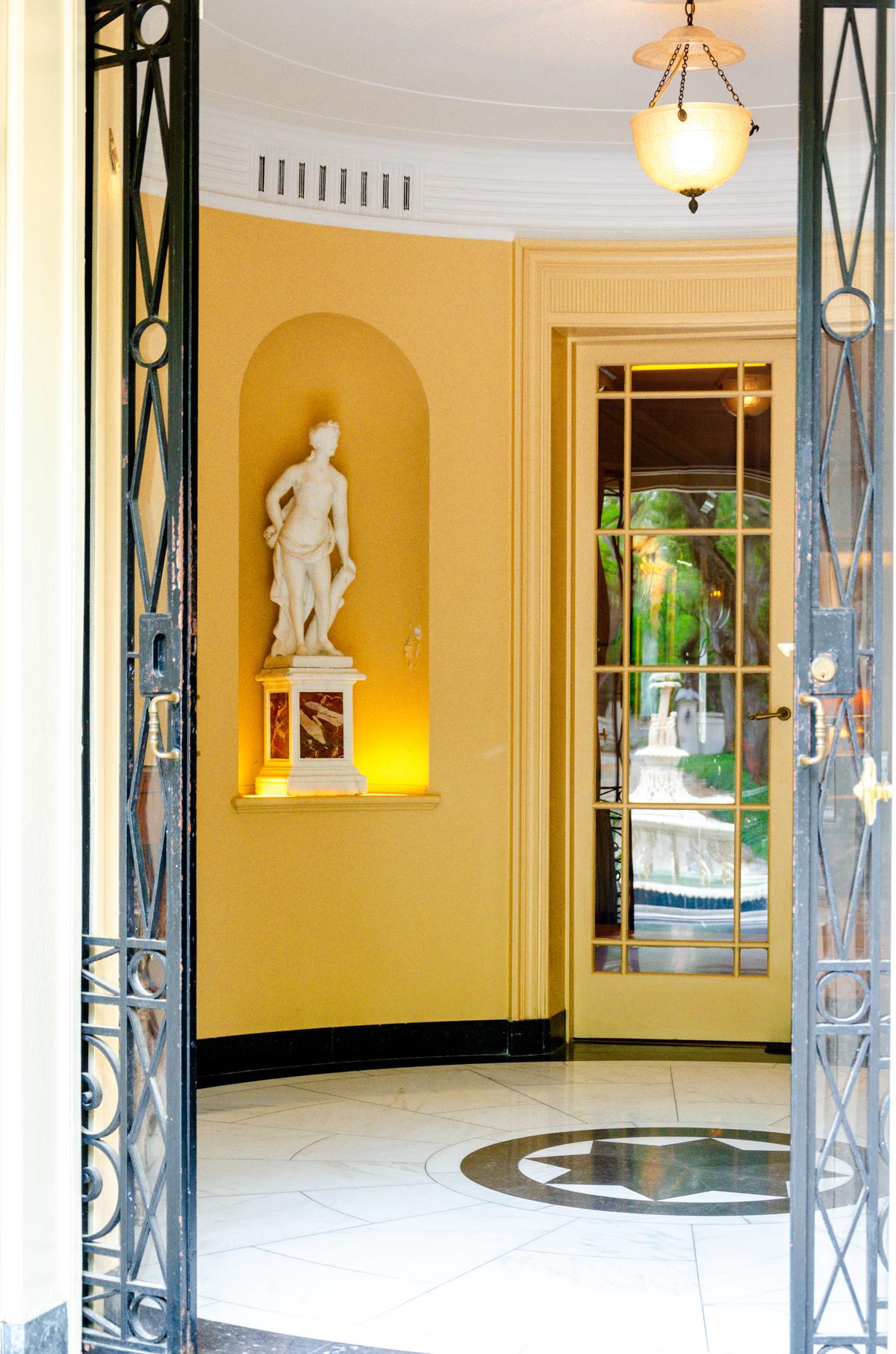 Longue Vue House was among the first residences in the region to feature central air conditioning. In the entrance hall, early air-conditioning ducts are discreetly integrated into the classical design as rectangular vertical openings. This innovative system was concealed within the architecture, preserving the foyer’s formal character while introducing modern technology into the home’s elegant interiors. (Longue Vue House and Gardens)