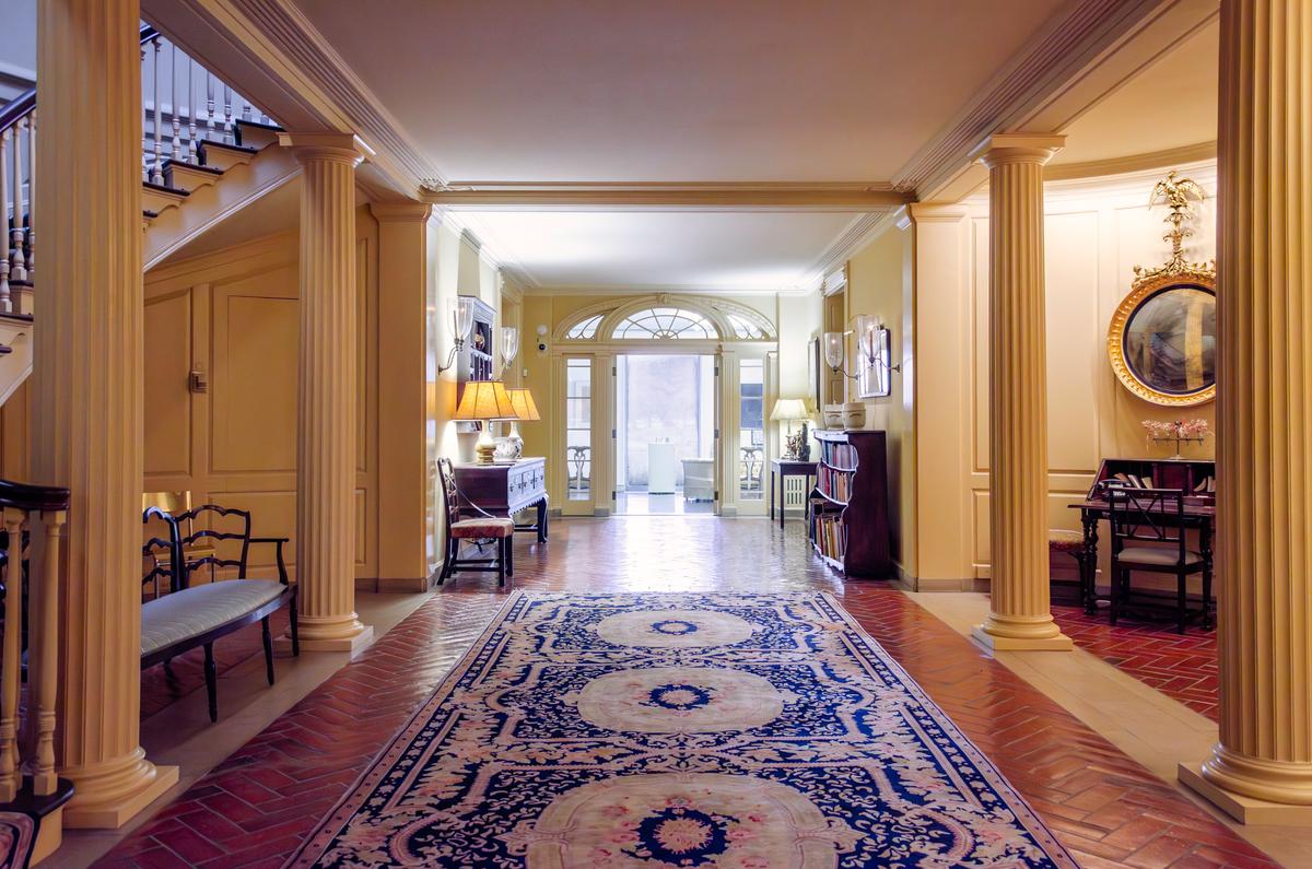 The Main Hall features classical architectural details, including a grand staircase, elegant proportions, and carefully selected furnishings. Its terracotta floor is arranged in a herringbone pattern, a durable choice well suited to New Orleans’ climate. Terracotta has long been used in the region for its strength and ability to withstand moisture and flooding conditions. (Longue Vue House and Gardens)