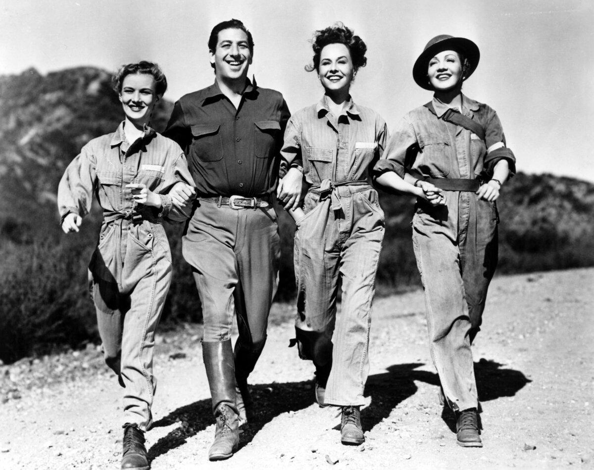 (L–R) Veronica Lake, Mark Sandrich, Paulette Goddard, and Claudette Colbert on the set of “So Proudly We Hail.”(Paramount Pictures)
