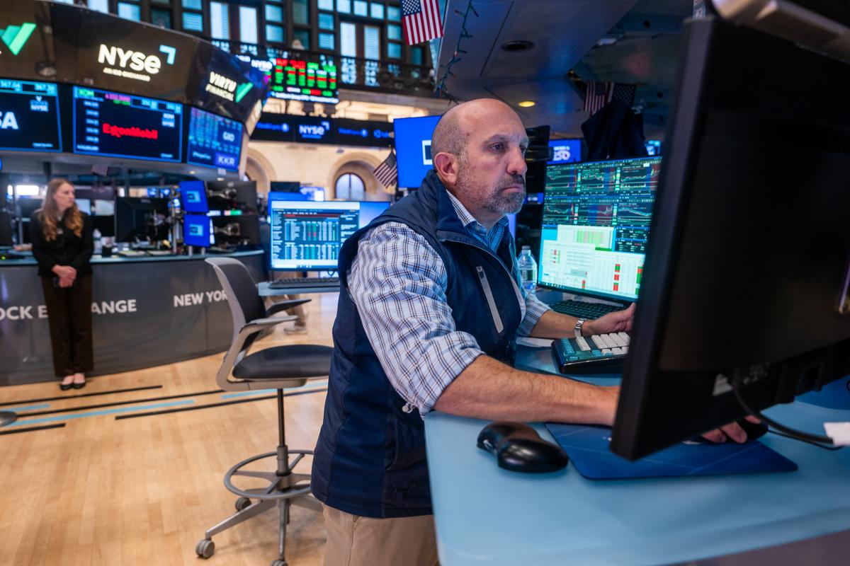 Wall Street Review: S&P 500 Hits Record High as Inflation Cools, Earnings Stay Strong