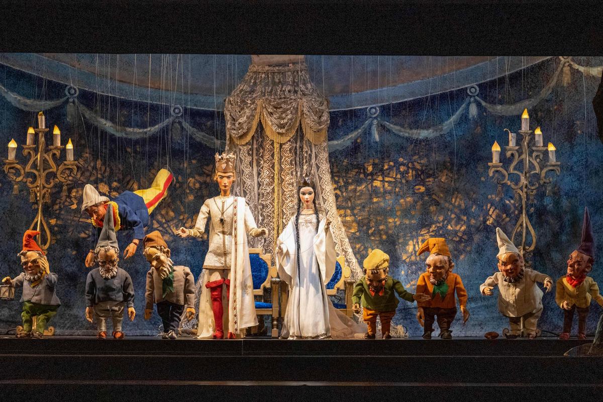 Snow White: Death, Murder, and Beauty