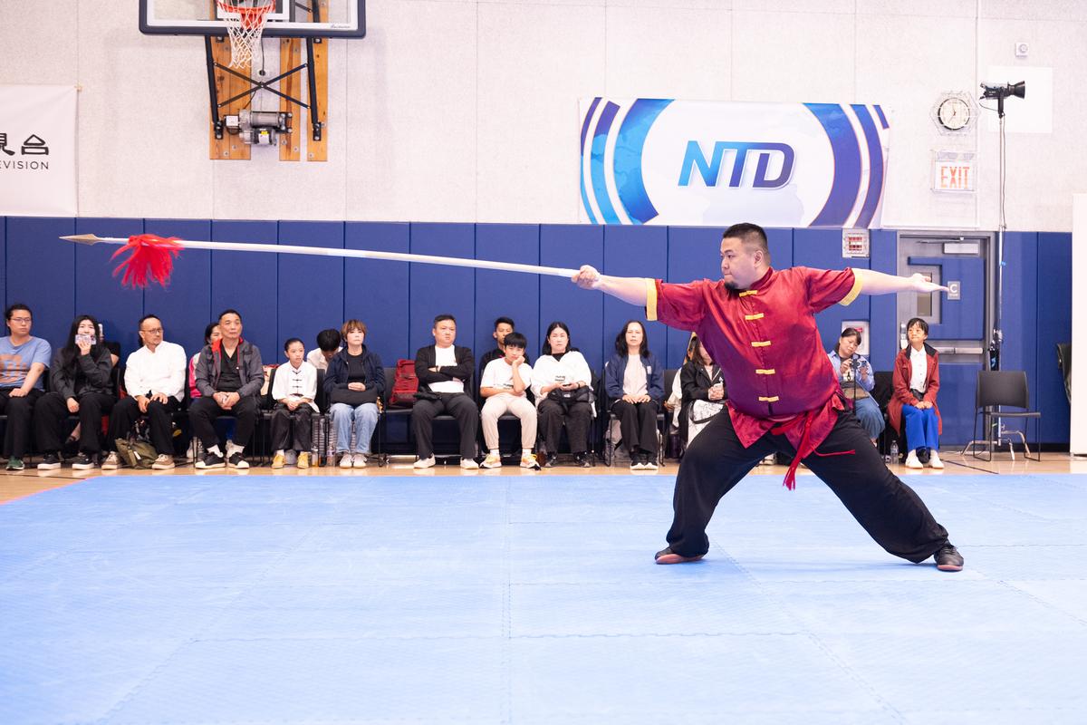 Chen Shaoxuan of Taiwan performs the Shaolin Great Six Harmonies Spear in the men's weapons final in Manhattan on Aug. 15, 2026. (Dai Bing/The Epoch Times)