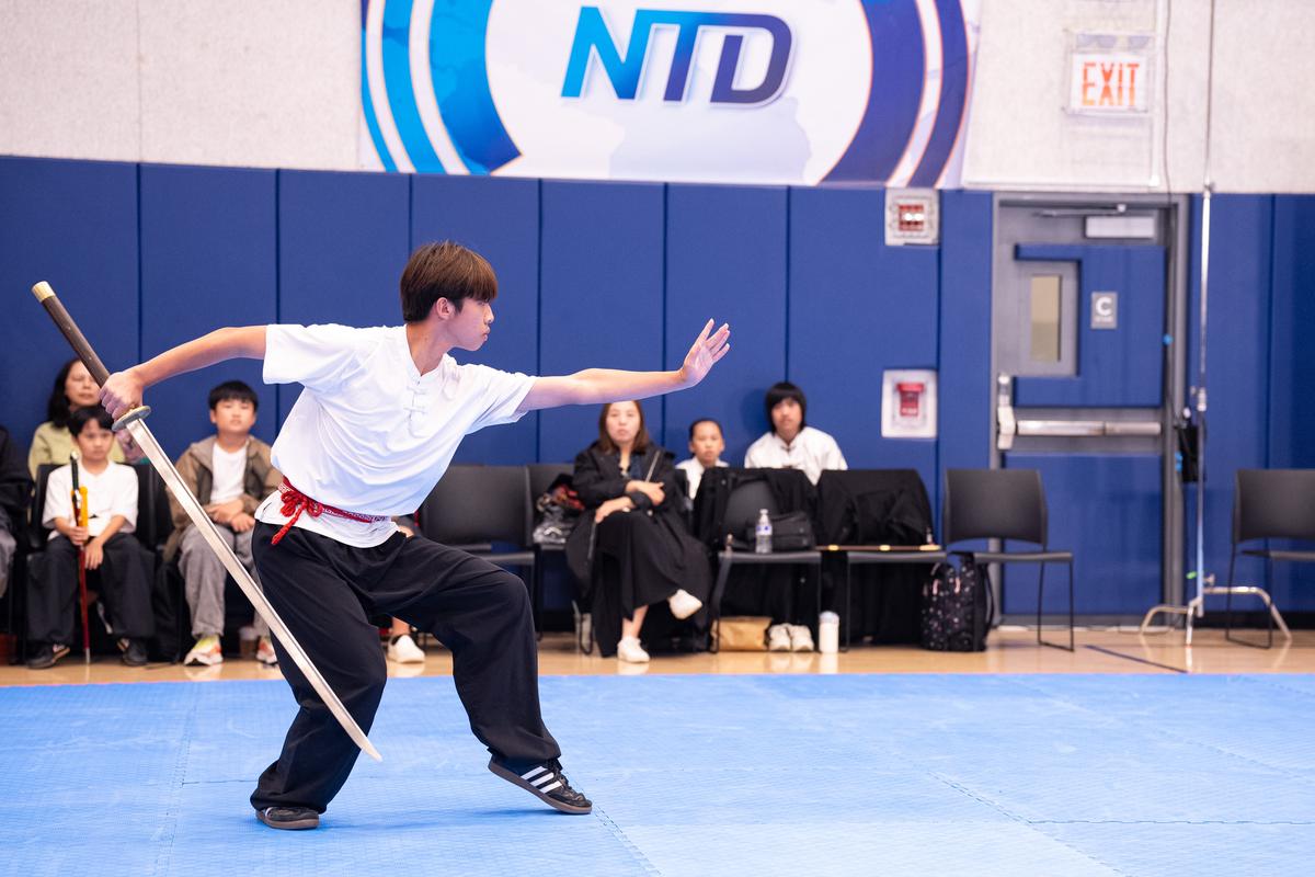 Liang Songqi of Taiwan performs with a miaodao in the junior weapons semifinal in Manhattan on Aug. 14, 2026. (Dai Bing/The Epoch Times)