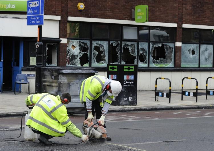 <a><img src="https://www.theepochtimes.com/assets/uploads/2015/09/120812707.jpg" alt="Workmen prepare to re-tarmac the road where a vehicle was set ablaze during riots on the High road in London, on August 11, 2011. (Miguel Medina/AFP/Getty Images)" title="Workmen prepare to re-tarmac the road where a vehicle was set ablaze during riots on the High road in London, on August 11, 2011. (Miguel Medina/AFP/Getty Images)" width="320" class="size-medium wp-image-1798469"/></a>