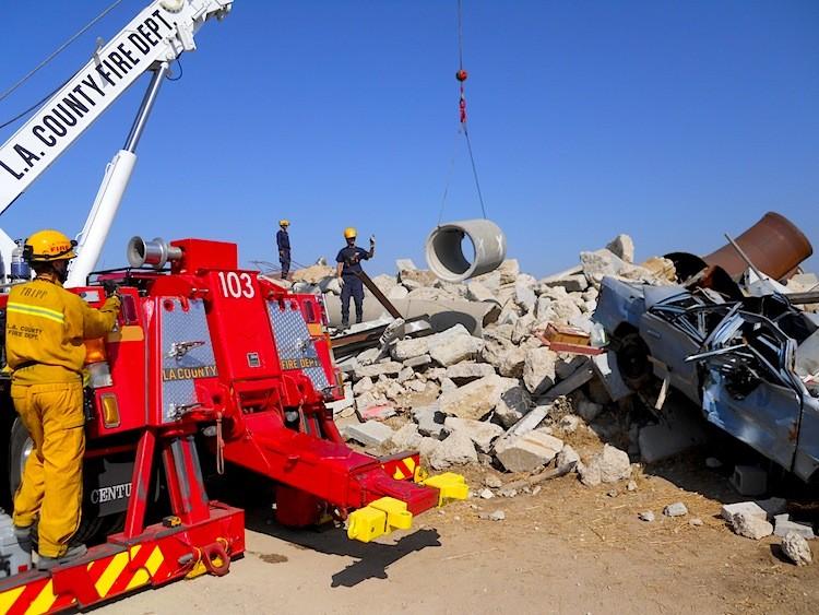 <a><img src="https://www.theepochtimes.com/assets/uploads/2015/09/LiftingrCrew.JPG" alt="A Heavy Lift Rescue crew removes surface debris from a collapsed building in this exercise conducted at the Del Valle Regional Training Center in Castaic, Calif.  (Robin Kemker/The Epoch Times)" title="A Heavy Lift Rescue crew removes surface debris from a collapsed building in this exercise conducted at the Del Valle Regional Training Center in Castaic, Calif.  (Robin Kemker/The Epoch Times)" width="320" class="size-medium wp-image-1795972"/></a>