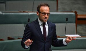 Left-Wing Australian Greens Leader Removes National Flag Out of TV Sight