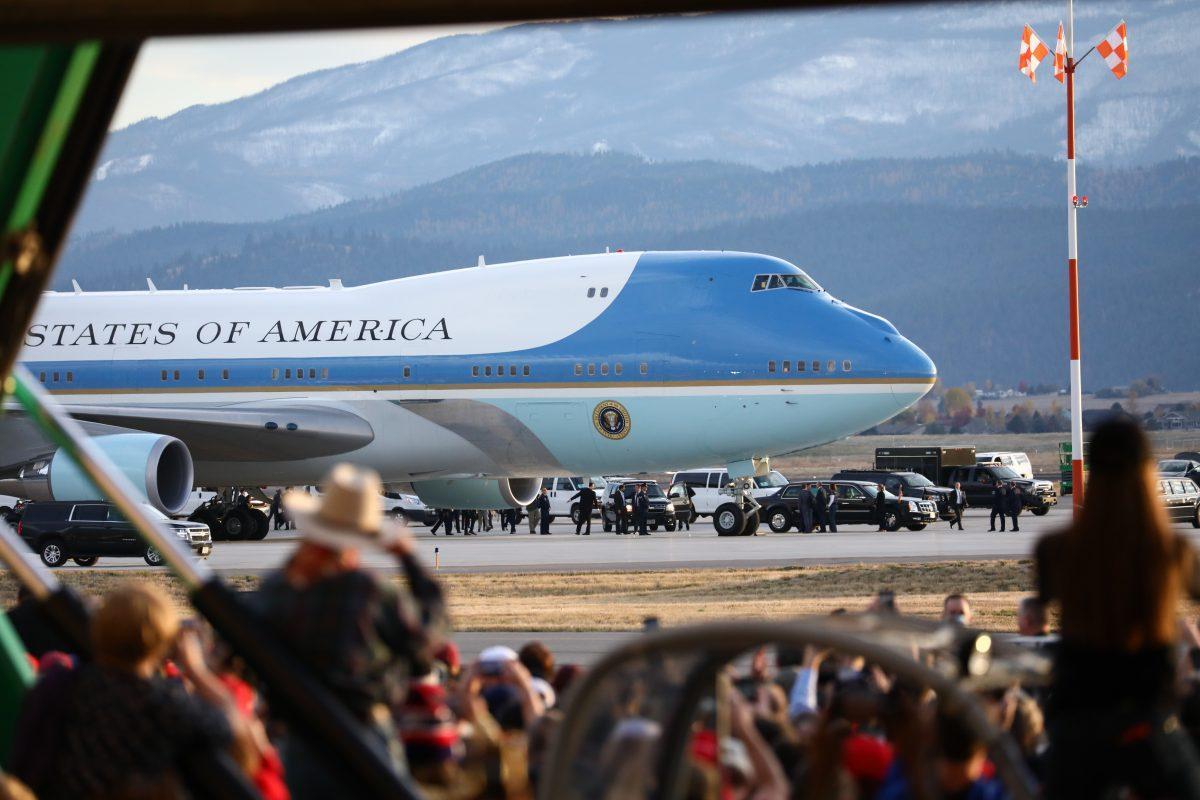Air Force One carrying President Donald Trump lands at a Make America Great Again rally in Missoula, Montana, on Oct. 18, 2018. (Charlotte Cuthbertson/The Epoch Times)