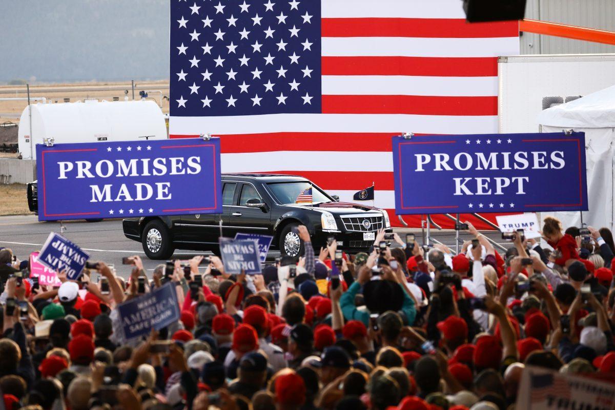 President Donald Trump's motorcade arrives at a Make America Great Again rally in Missoula, Montana, on Oct. 18, 2018. (Charlotte Cuthbertson/The Epoch Times)