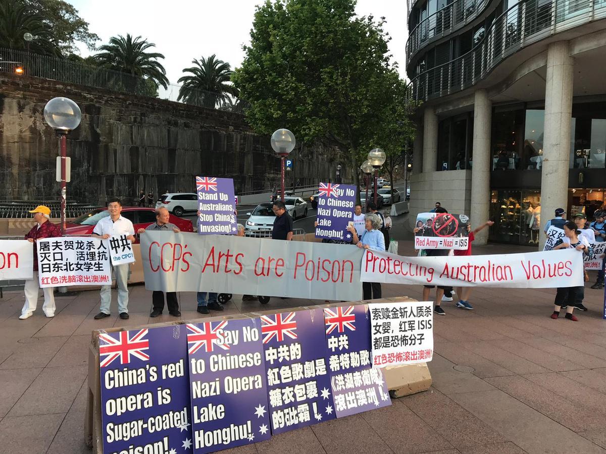 Protest banners and boards calling on Australians to boycott “Lake Honghu” were on full display outside the iconic Opera House in Sydney on Nov. 4. (Thoai Nguyen/The Epoch Times)
