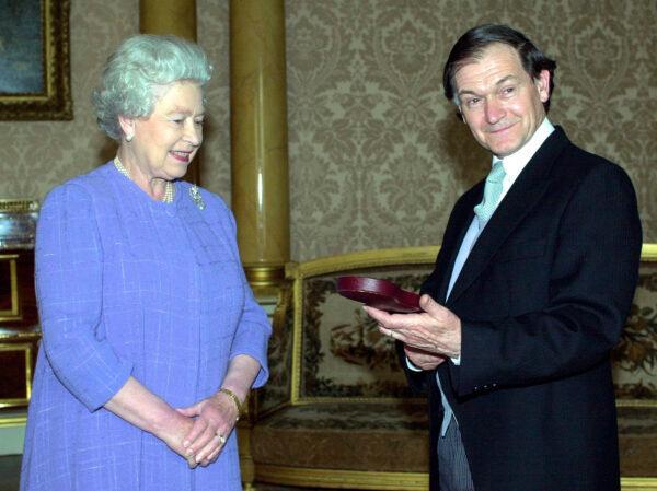 Britain's Queen Elizabeth II awards Roger Penrose with the Insignia of a Member of the Order of Merit at Buckingham Palace in London, UK, on July 25, 2000. (Fiona Hanson/PA via AP)
