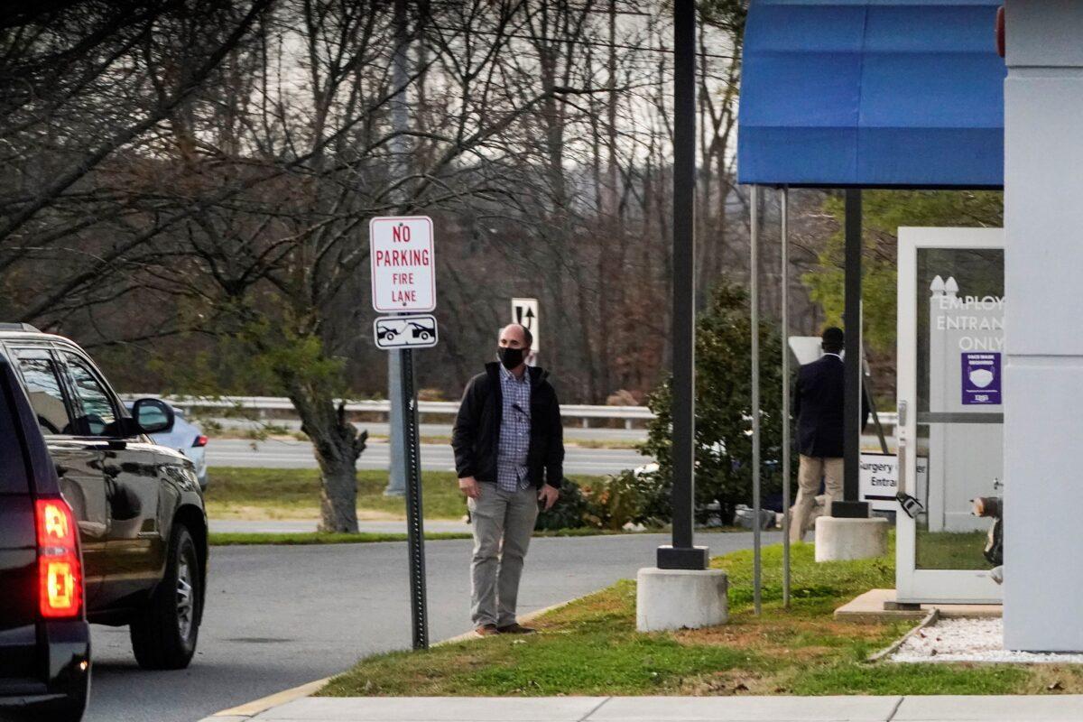 A Secret Service agent waits for Democratic presidential candidate Joe Biden to enter the Delaware Orthopaedic Specialists clinic after he broke his foot while playing with his dog Major, in Newark, Del., on Nov. 29, 2020. (Joshua Roberts/Reuters)