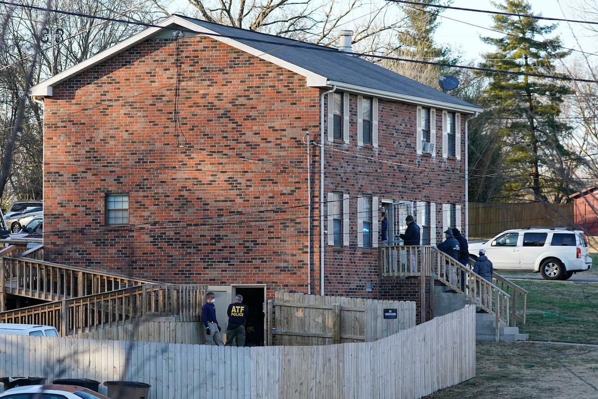 FBI and ATF agents search a home in Nashville, Tenn., on Dec. 26, 2020. (Mark Humphrey/AP Photo)