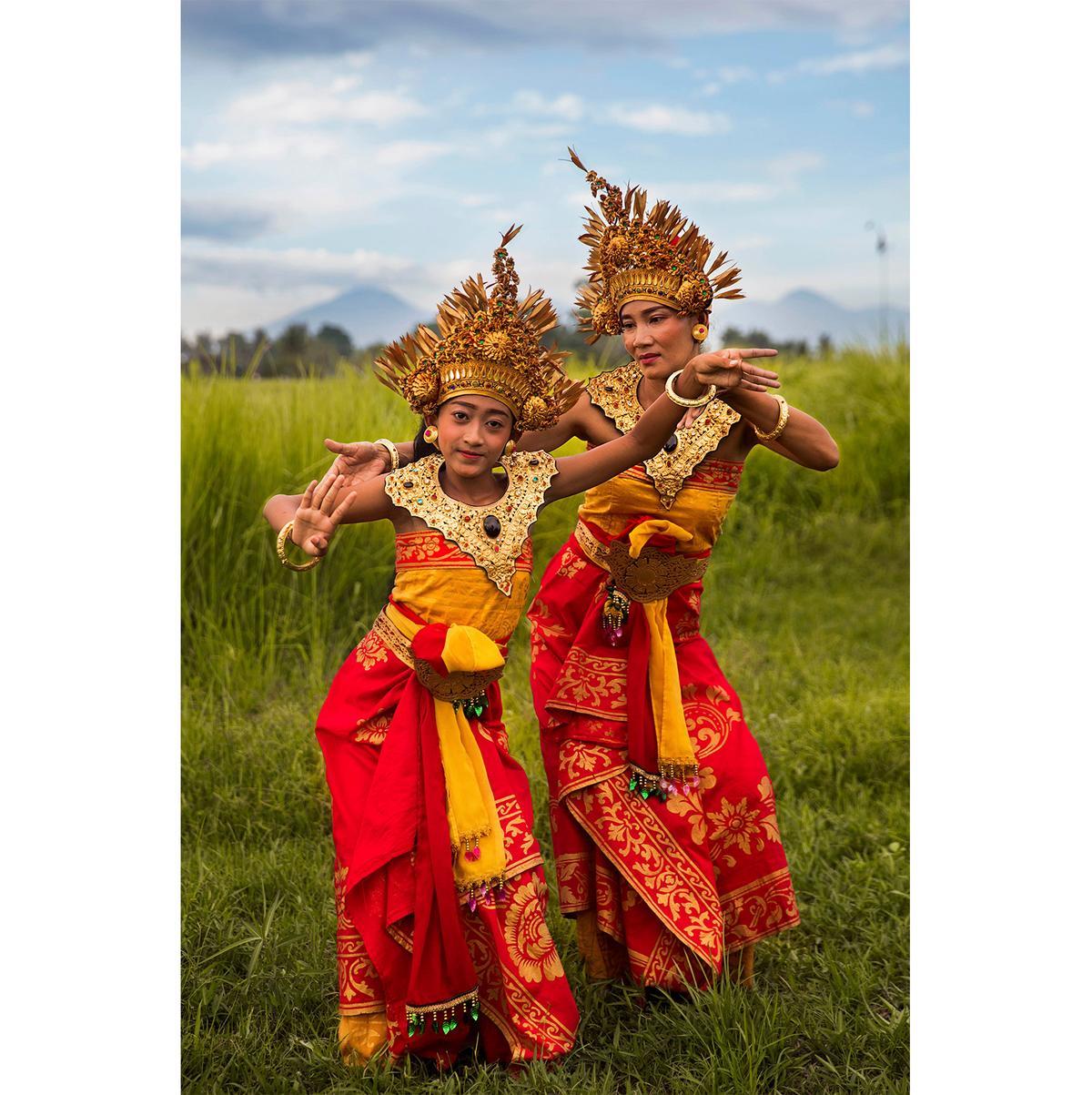 BALI, INDONESIA, "Mother teaching her daughter a traditional dance" (Courtesy of <a href="https://theatlasofbeauty.com/">Mihaela Noroc</a>)