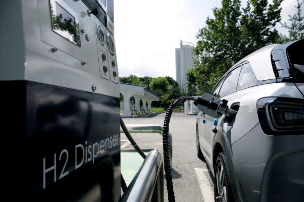A Hyundai Motor's Nexo hydrogen car is fuelled at a hydrogen station in Seoul, South Korea, on Aug. 13, 2019. (Kim Hong-Ji/Reuters)