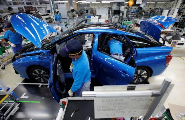 Employees of Toyota Motor Corp. work on the assembly line of the Mirai fuel cell vehicle (FCV) at the company's Motomachi plant in Toyota, Aichi prefecture, Japan on May 17, 2018. (Issei Kato/Reuters)