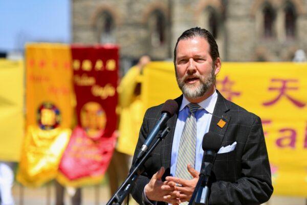 Conservative MP Scott Reid speaks at a rally at Parliament Hill celebrating the 30th anniversary of the introduction of the spiritual practice Falun Gong, in Ottawa on May 10, 2022. (Jonathan Ren/The Epoch Times)