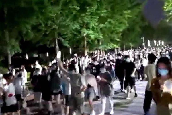 Screenshot from Chinese social media of students at Beijing Normal University protesting against COVID-19 lockdowns, in Beijing, on May 24, 2022. (The Epoch Times)