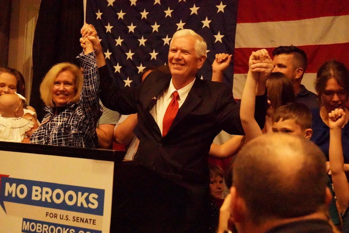 Rep. Mo Brooks (R-Ala.) celebrates with his family after entering a runoff election against candidate Katie Britt in Huntsville, Ala., on May 24, 2022. (Jackson Elliott/The Epoch Times)