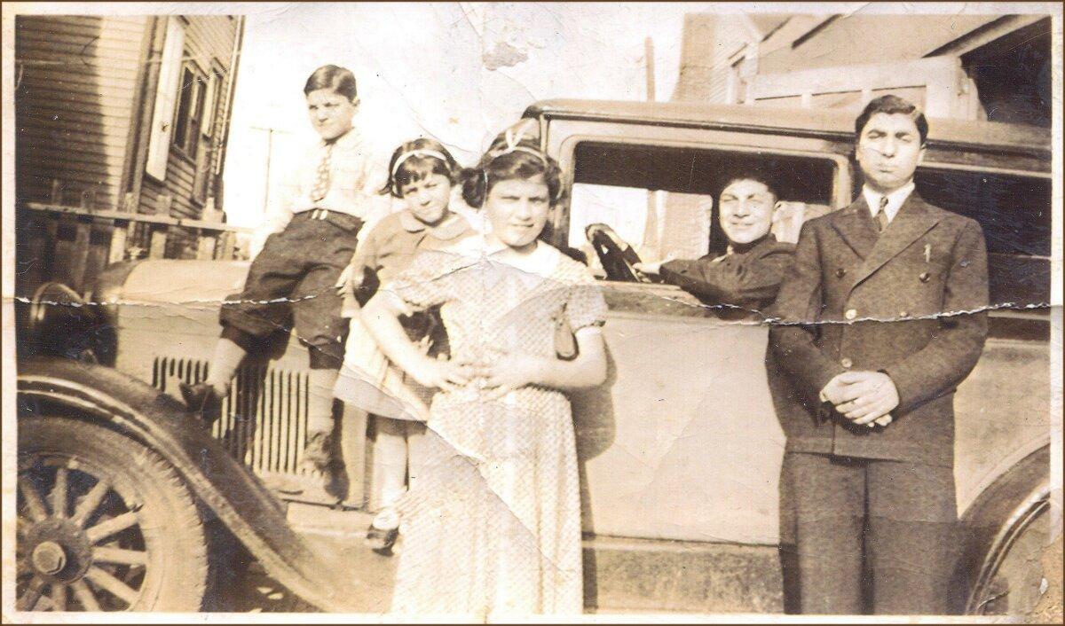 A teenaged Critelli sits in the driver’s seat behind his family (L-R) brother Johnny, sister Rose, sister Anna, and cousin Joe Montuoro, circa 1939. （Courtesy of Dominick Critelli）