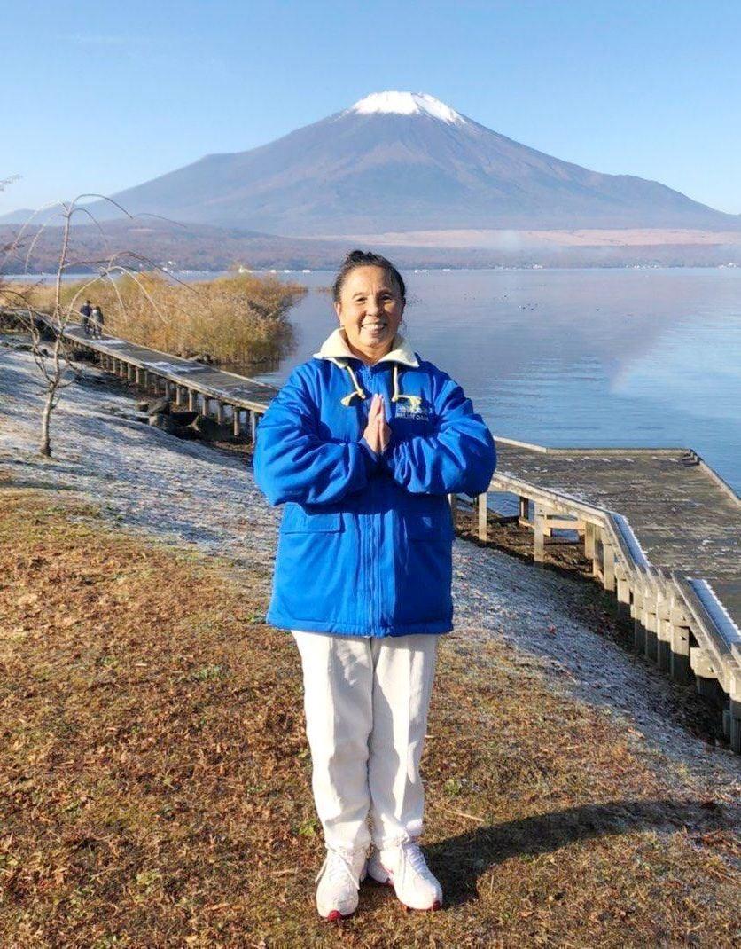 After practicing Falun Gong, Ms. Mochizuki regained her health. The photo shows her standing in front of Mount Fuji. (Photo courtesy of Ryoko Mochizuki)