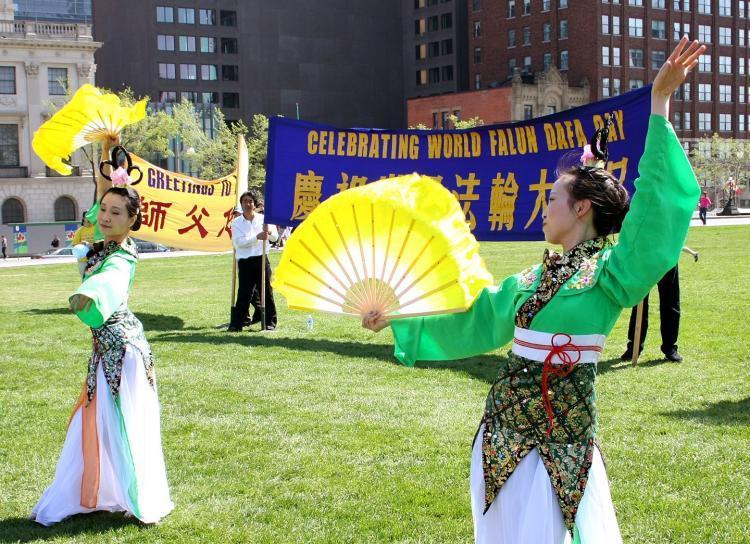 Falun Gong practitioners celebrate Falun Dafa Day on Parliament Hill in Ottawa in May 2009. (Samira Bouaou/Epoch Times)
