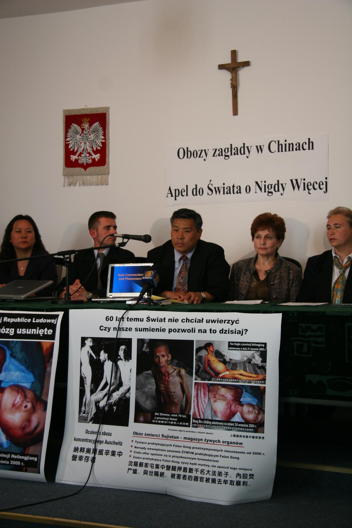 AUSCHWITZ: Professor Sen Nieh, surrounded by three panelists and panel moderator, speaks at the "Never Again: Appeal to the World" forum discussing illegal organ harvesting in death camps in China, held in Auschwitz, Poland on May 9, 2006. (Jan Jekielek/The Epoch Times)