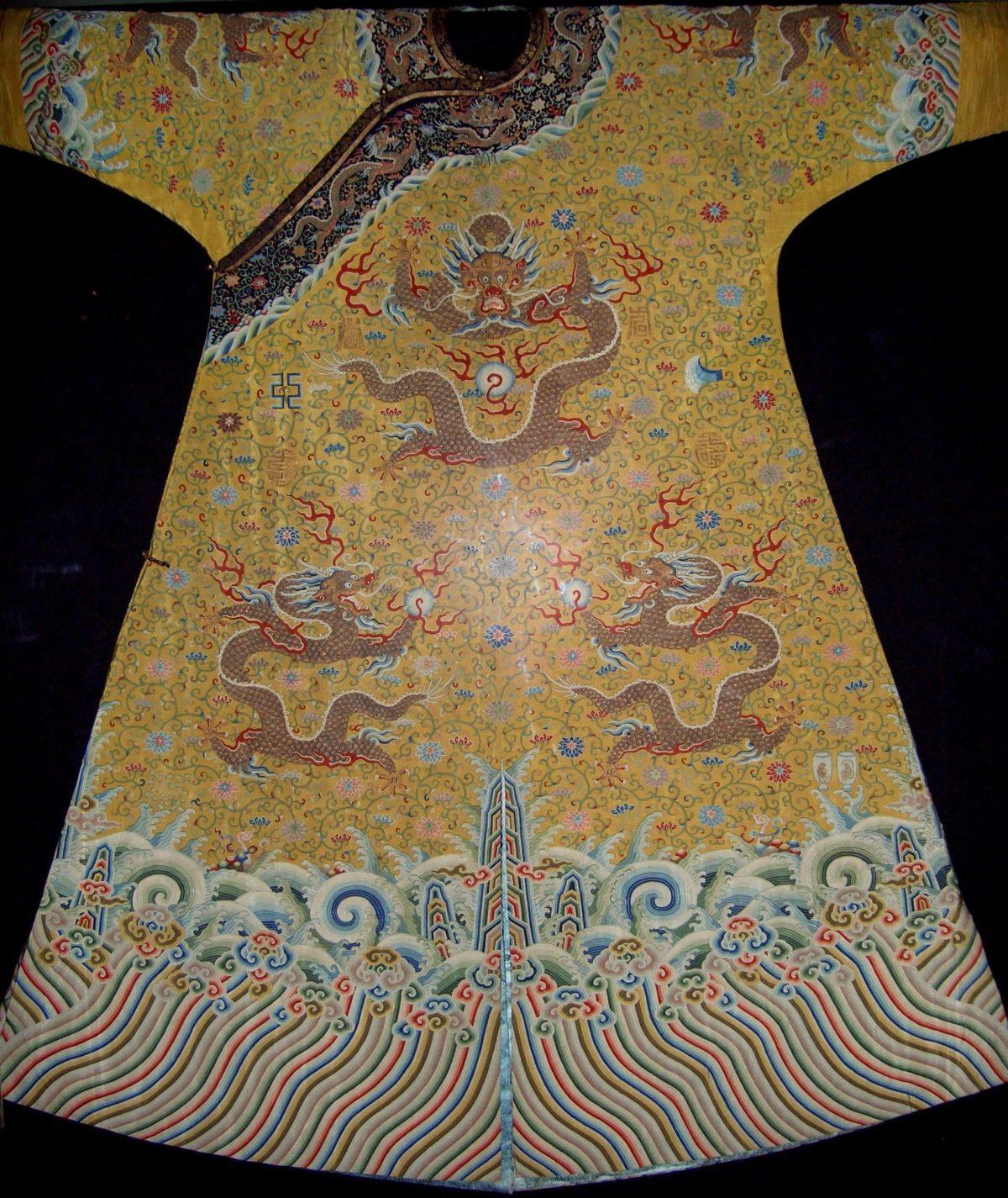 Dragon robe of the Chinese Emperor Qianlong (1736–1796). Grassi Museum, Leipzig, Germany. (<a href="http://creativecommons.org/licenses/by-sa/3.0/">CC BY-SA 3.0</a>)