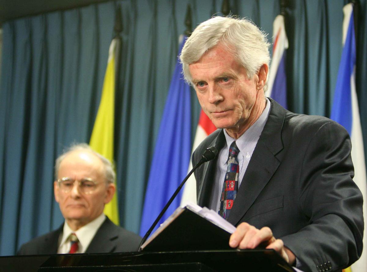 Former Canadian Secretary of State for Asia-Pacific David Kilgour presents a revised report about continued murder of Falun Gong practitioners in China for their organs, as report co-author lawyer David Matas listens in the background, on Jan. 31, 2007. (The Epoch Times)