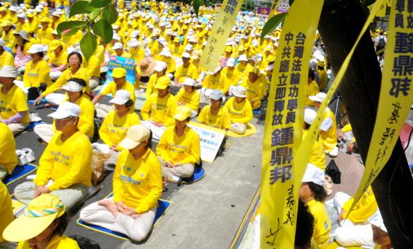 Taiwan Falun Dafa Practitioners Meditate in Front of Presidential Palace