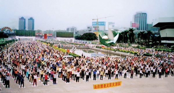 In a photo dating to the mid-1990s, Falun Gong practitioners exercise at an outdoor space in Guangzhou City. (Minghui.org)