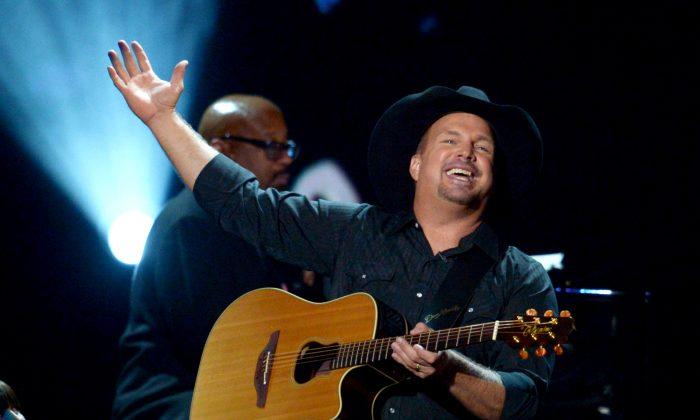 Garth Brooks Wins Top Counry Music Award, Beyonce and Dixie Chicks Perform Duet