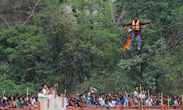 Ponytail Stunt Death: Indian Daredevil Dies 600-Feet Over Water (+Photo)