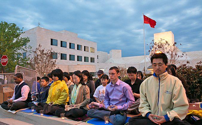 Falun Gong Practitioners Remind Chinese Embassy in USA of Anniversary